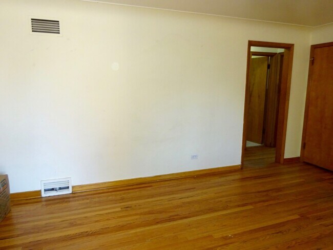 Building Photo - Two Bedroom Apartment With Hardwood Floors...