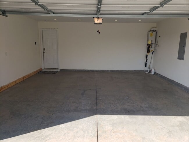 Building Photo - 3 Bedroom / 2.5 Bath Home Kingsport TN - Over 2100 Sq Foot!