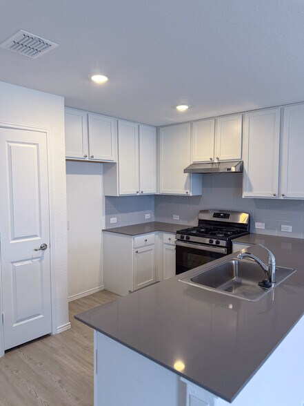 Building Photo - 1427 Laima Curv