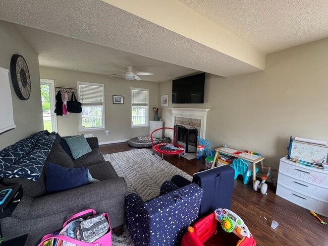 Building Photo - Spacious Three Bedroom Home