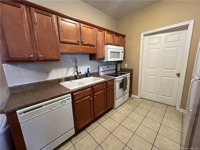 Building Photo - 621 Marshtree Ln