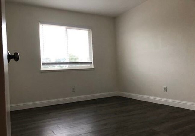 Building Photo - 2773 Meadowview Rd