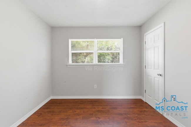 Building Photo - 208 Charles Ave