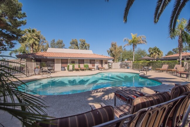 Building Photo - Spacious Two Bedroom Two Bath Condo in Tempe