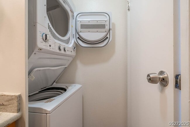 Building Photo - $2,350 / 1br - 552ft2 - Modern Comfort & Convenience 1BR/1BA/1PKG unit in Lele Pono Condo (Aiea)