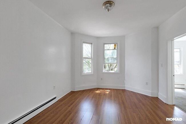 Building Photo - Spacious 4BR Apartment in Newark