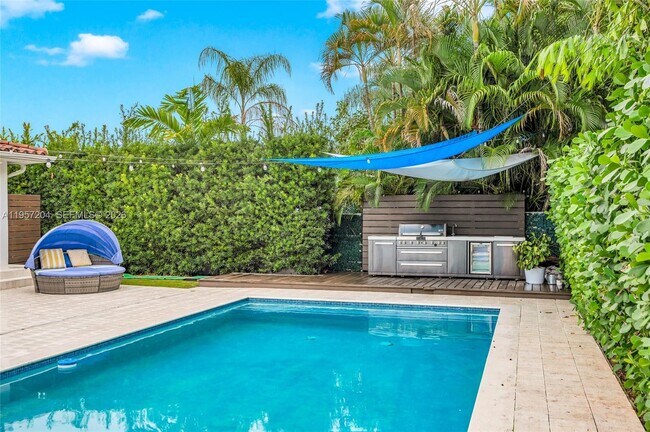 Building Photo - 1080 NE 104th St