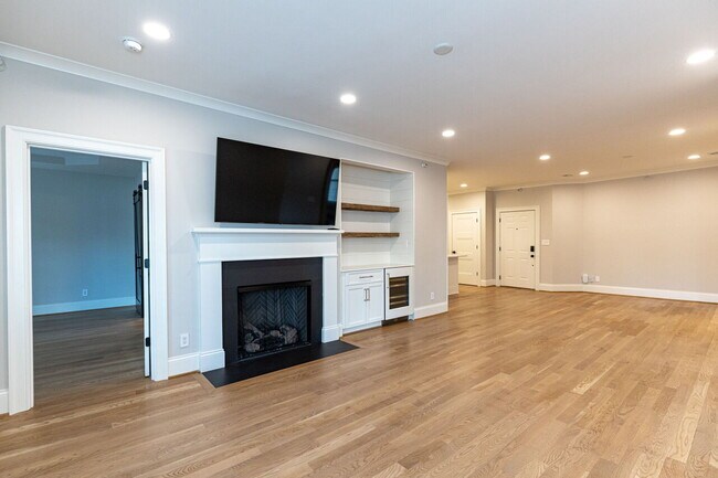 Building Photo - 1000 Kelton Cottage Way