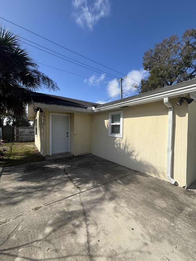 Building Photo - 1860 Lynncrest Rd