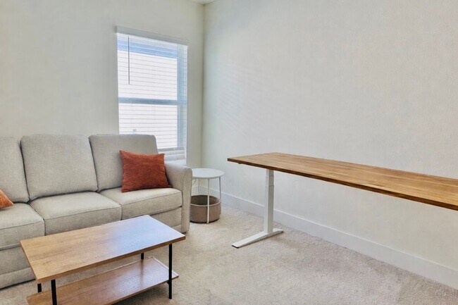 Building Photo - Stunning 4/3 with NO REAR NEIGHBORS!