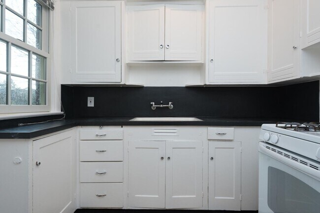 Building Photo - 2 Bedroom Townhouse