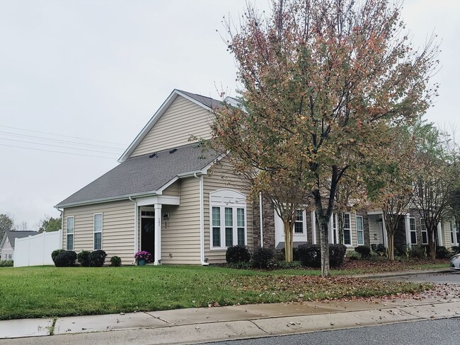 Building Photo - Great end unit in Waters Edge! Master on the main!
