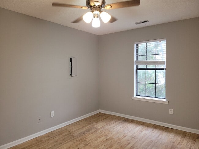 Building Photo - Section 8 accepted!!! "Charming 2-Bedroom Haven in the Heart of Decatur – Your Perfect Urban Retr...