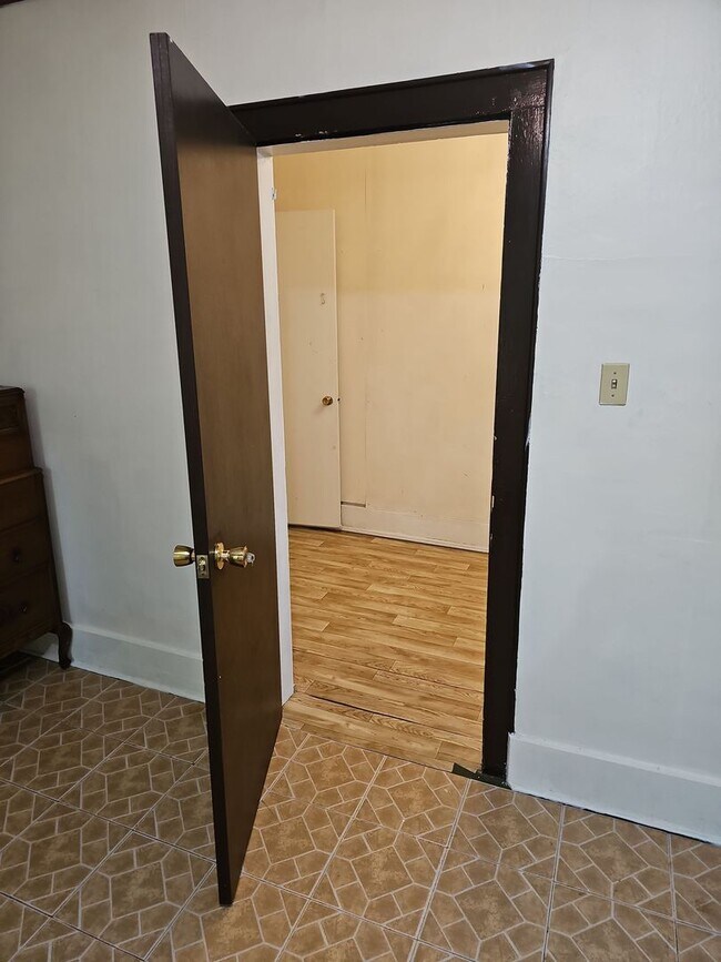 Building Photo - 882 Locust Dr