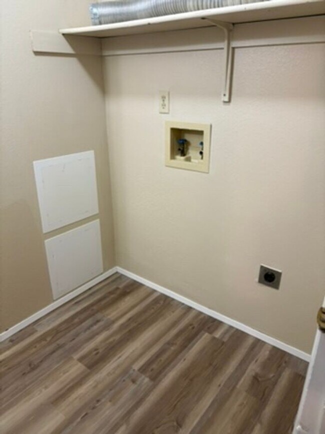 Building Photo - MP149 - 1014-1016 E Crown Ave