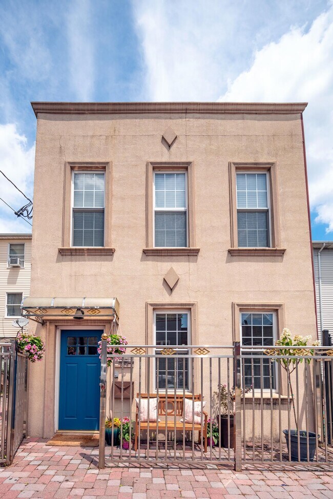 Building Photo - 176 Webster Ave