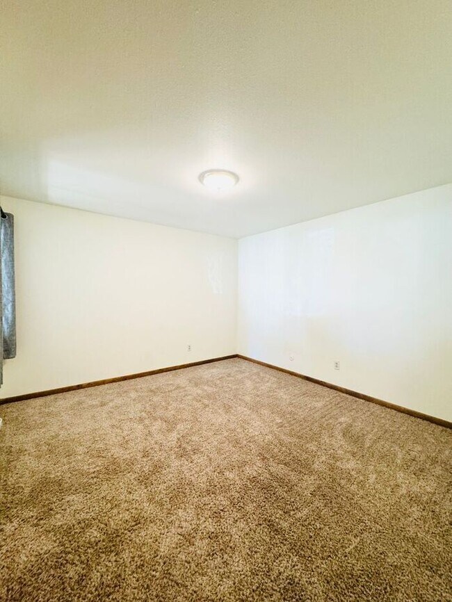 Building Photo - GREAT LOCATION! 2Bed, 1 Bath Bright and Sp...