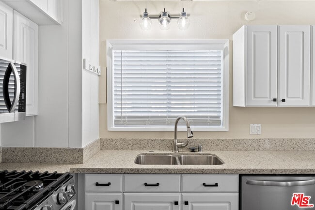 Building Photo - 5541 Fallbrook Ave