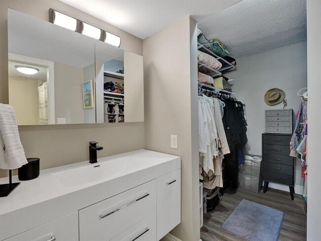 Building Photo - 1301 River Reach Dr