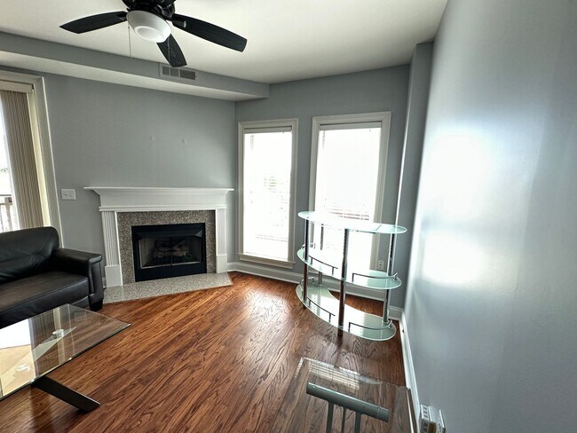 Building Photo - Upscale 2 bedroom/2 bathroom Condo in uptown Charlotte, Short Walk to Bank Of America Stadium