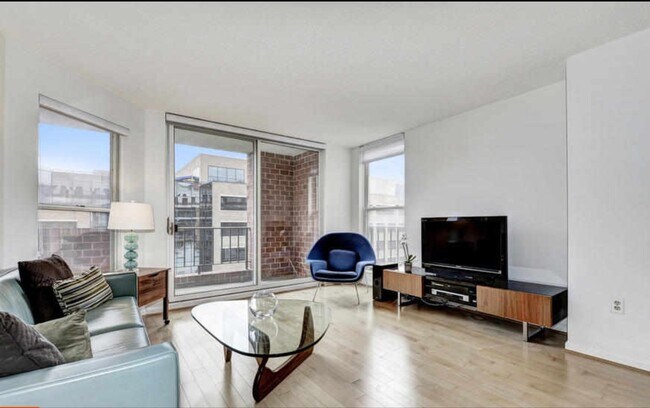 Building Photo - 2 Bedroom Condo unit