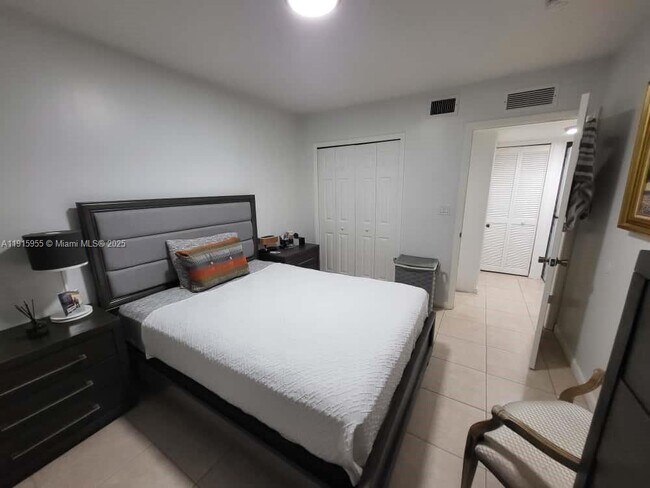 Building Photo - 3415 NE 9th Dr