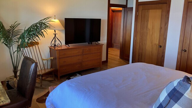 Building Photo - Furnished Lakefront home with amazing Lakeviews