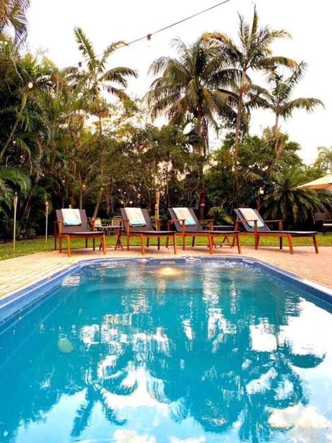 Building Photo - 830 SW 14th Ct