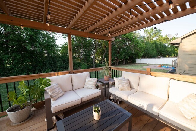 Building Photo - 5 Bedroom, 3 Bathroom house with completed...