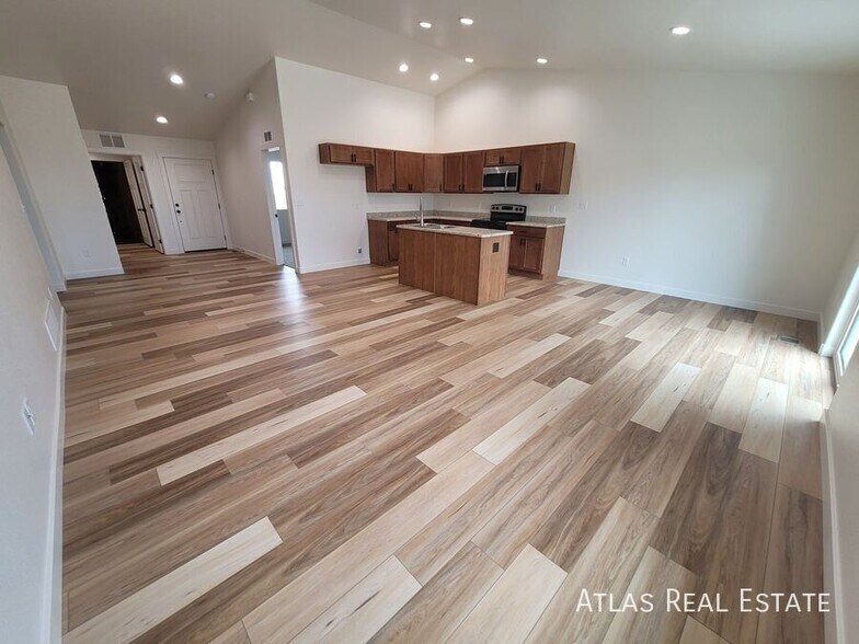Building Photo - 829 S Laurue Dr