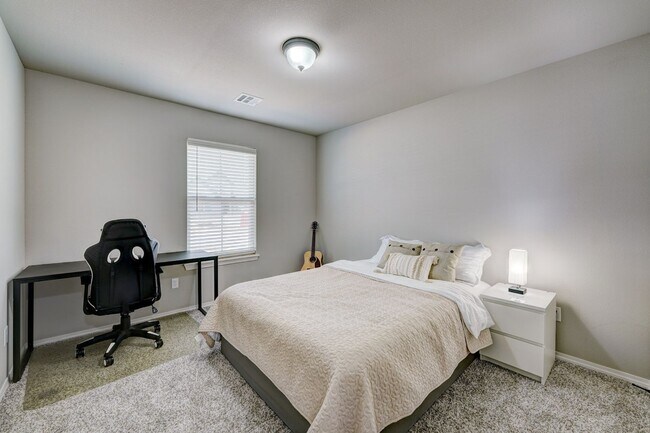 Building Photo - Beautiful Fully Furnished Home in Broken Arrow!