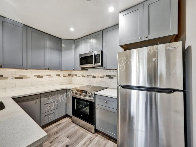 Building Photo - 2 Bedroom 1.5 Bath 2 Car Garage Includes W...