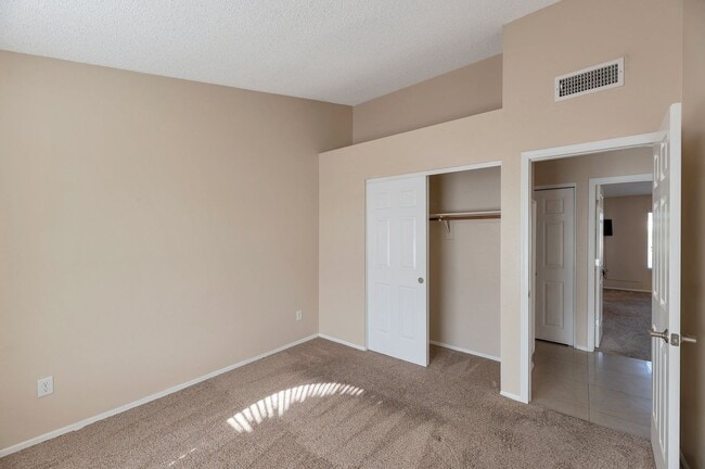 Building Photo - Stunning 3-bedroom, 2-bathroom home locate...