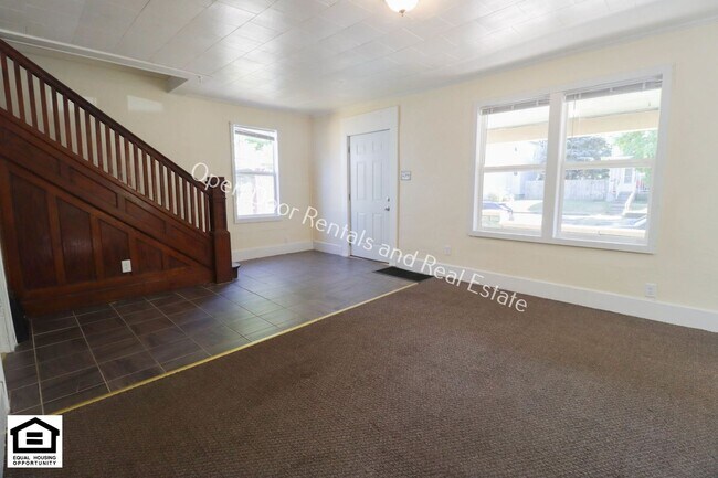 Building Photo - $200 off first months rent! 3 bedroom home...