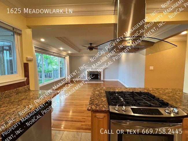 Building Photo - 1625 Meadowlark Ln