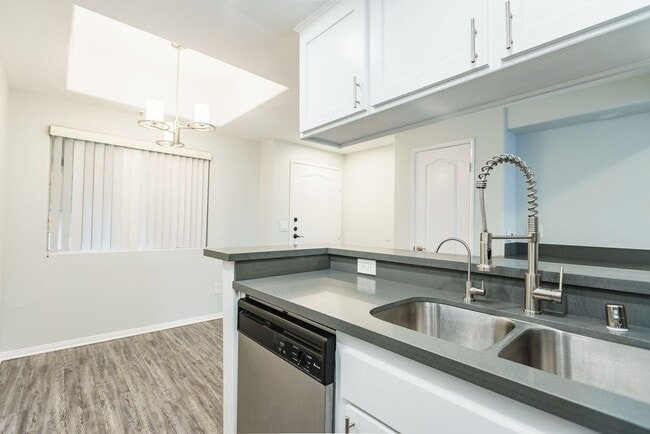 Interior Photo - 114 N Doheny Dr