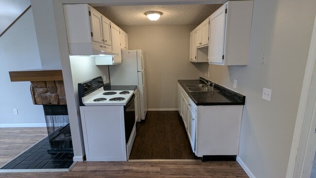 Building Photo - 847 Kerns Dr NE
