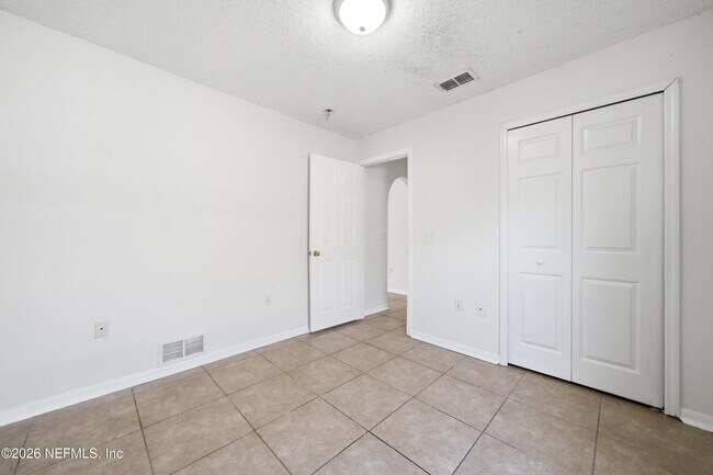 Building Photo - 8451 Oak Crossing Dr W