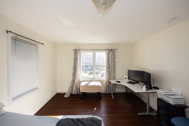 Building Photo - 31 Blackthorn Dr