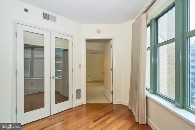 Building Photo - 1150 K St NW