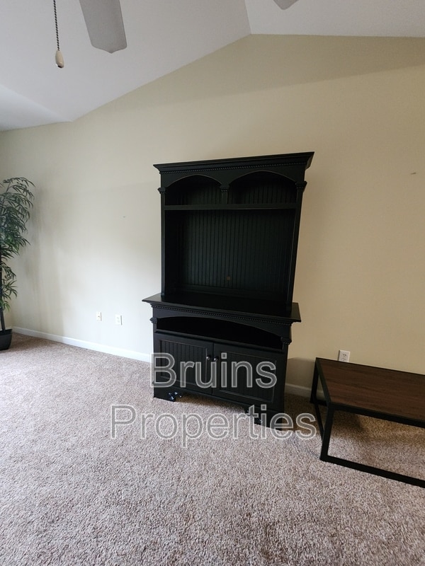 Building Photo - 7104 W Friendly Ave