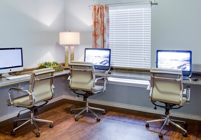 Building Photo - 251 W Miller Ave