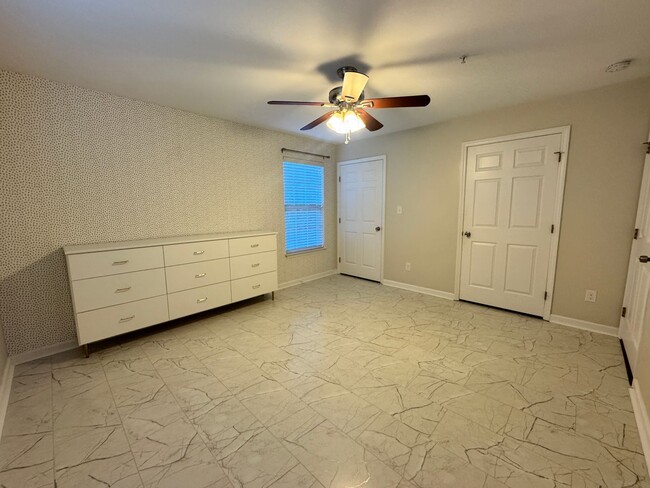 Building Photo - Beautiful, Conveninetly located First Floor Condo