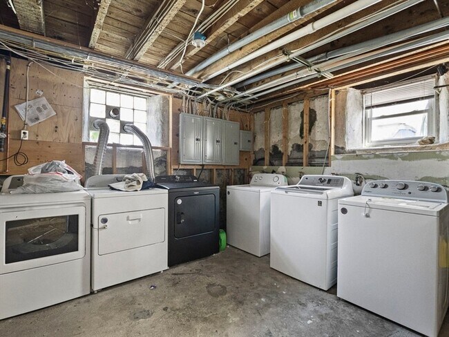Building Photo - 306 Mott St
