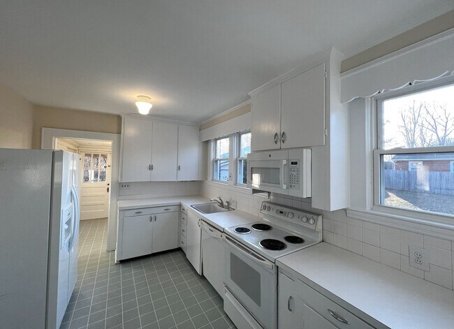 Building Photo - FOR RENT IN ARDMORE!!