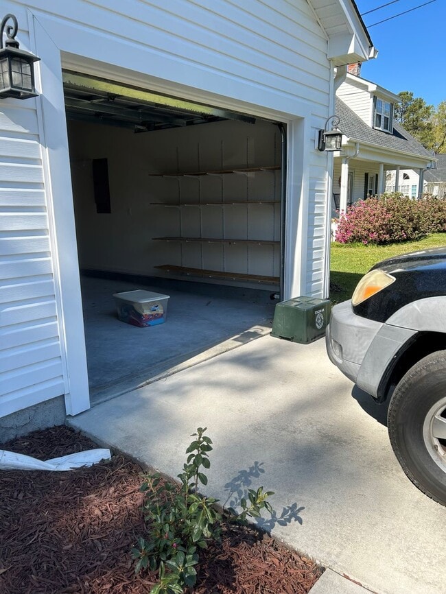 Building Photo - 2099 Oak St