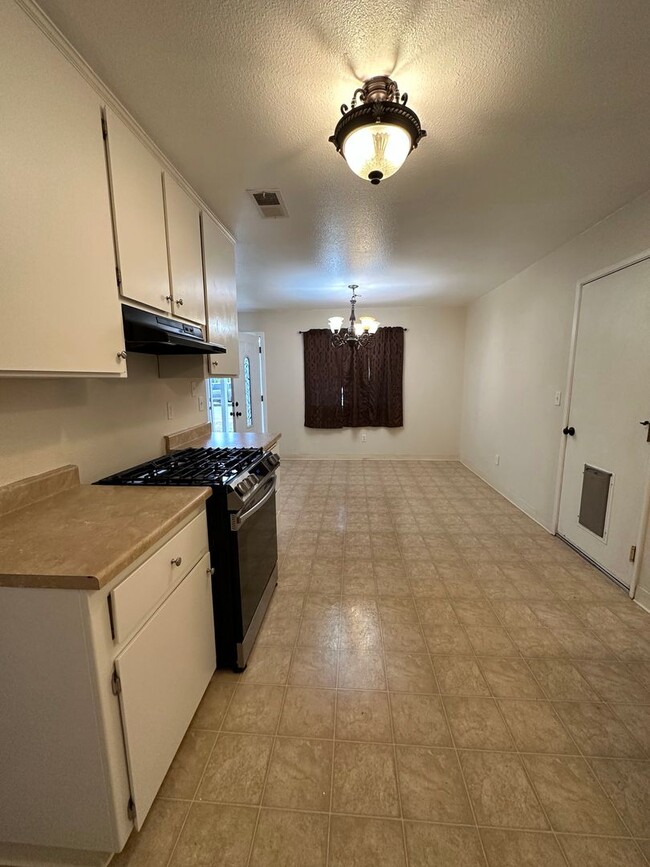 Building Photo - Cute well maintained home, convenient Anderson location