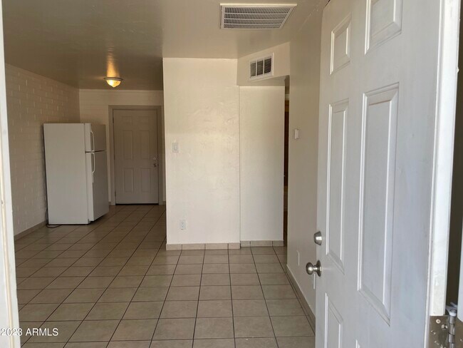 Building Photo - 1349 E Sahuaro Dr