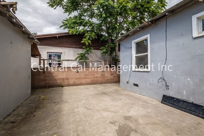Building Photo - 2 Bedroom/1 Bath Home - $1395 per month