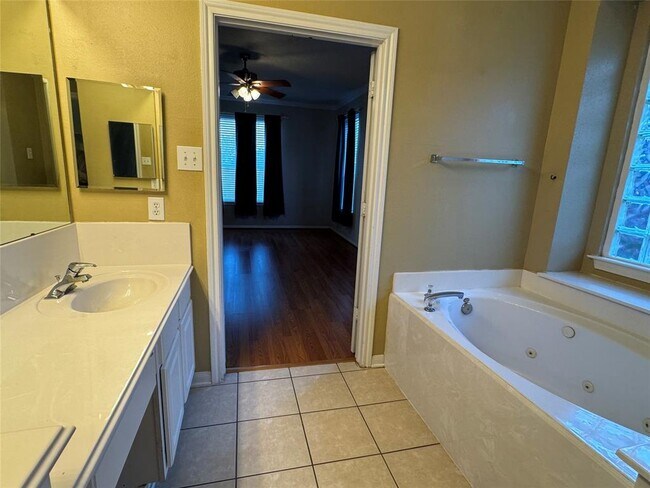 Building Photo - 3335 Southdown Dr